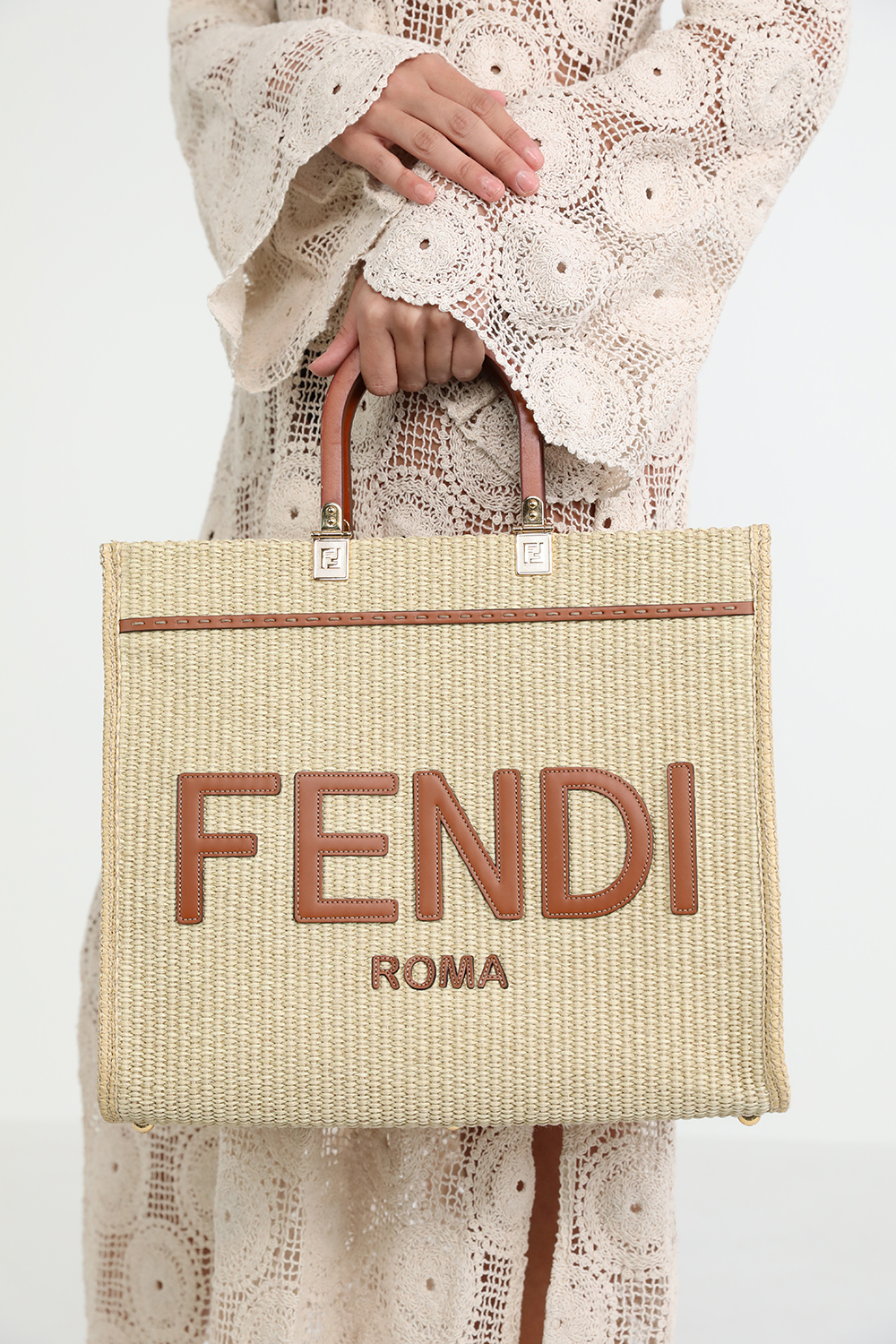 תמונת כל הלוק של תיק נשיאה סאנשיין